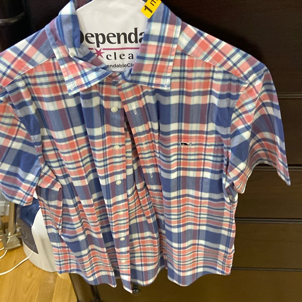men’s size S Classic Fit Tucker short sleeve Vineyard Vines button down shirt.